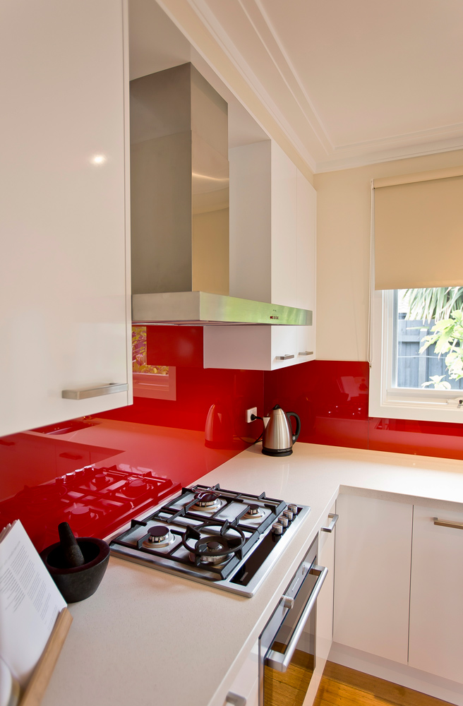 polar-white-laminex-silk-ocean-foam-caesarstone-red-glass-splashback-smeg-canopy-rangehood-kitchen-update