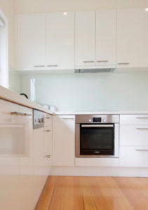 laminex-polar-white-silk-caesarstone-ocean-foam-glass-splashback-bosch-oven-60cm-display-cabinet-kitchen-update